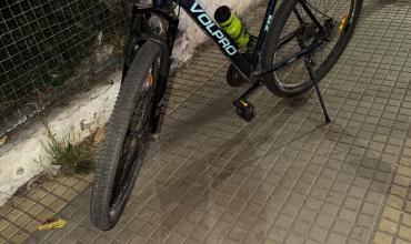 Buscan a un motociclista que huyó tras chocar a una ciclista en avenida Facundo Quiroga