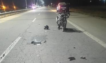 Motociclista y su acompañante resultaron heridos tras chocar contra un vehículo que se dio a la fuga