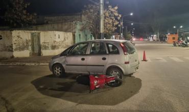 Milagro: Dos adolescentes resultaron heridos tras un choque entre una moto y un automóvil