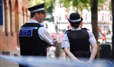 Una mujer atacó con unas tijeras a cuatro hombres en el centro de Londres: la policía descartó un móvil terrorista