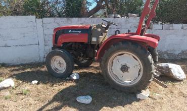 Dos obreros resultaron con lesiones leves tras el vuelco de un tractor municipal en Polco