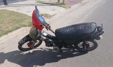 Dos motociclistas fueron trasladados tras un siniestro vial y buscan a una camioneta que se dio a la fuga