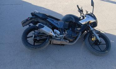 Un motociclista fue trasladado al hospital tras caer con su moto en el barrio Antártida IV