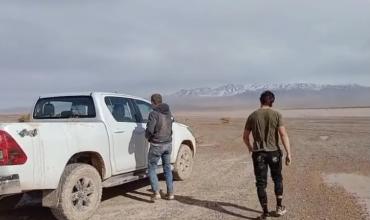 Desastre ambiental en la Pampa del Leoncito: un médico mendocino entró con su 4x2 y quedó atrapado en el barro