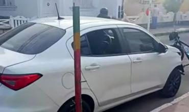 Advierten por un automóvil que quedó con una ventanilla abierta en pleno centro