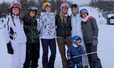 Las postales de la escapada de Nicole Neumann y sus hijos a San Martín de los Andes: “Nieve en familia”