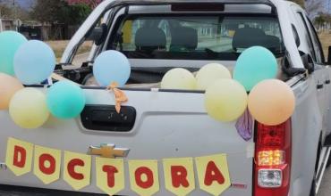 Festejaban la finalización de sus estudios y una joven cayó de la caja de una camioneta