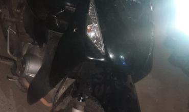 Perdió el control de su motocicleta y cayó en un badén de avenida Ortiz de Ocampo