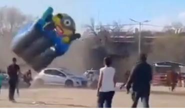 Pánico en Córdoba: un remolino levantó un inflable con chicos adentro en Cruz del Eje