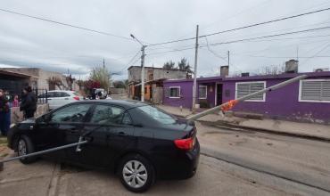 Un poste del tendido eléctrico cayó sobre un auto estacionado en el barrio Santa Rosa