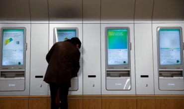 Los rusos retiran miles de millones de sus bancos por temor a que el Kremlin confisque los depósitos para la guerra