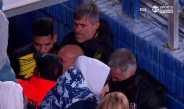Las imágenes del bochornoso final en Vélez-Defensa: los técnicos Guillermo Barros Schelotto y Julio Vaccari se pelearon en el túnel