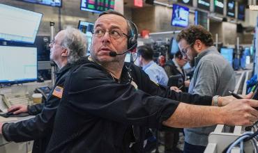 En un mal clima financiero, el riesgo país vuelve a los 500 puntos y las acciones argentinas caen en Wall Street