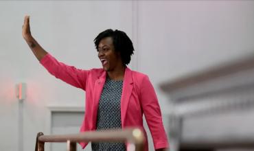 Angie Nixon, la demócrata socialista que derrotó al candidato del establishment en las primarias de Florida