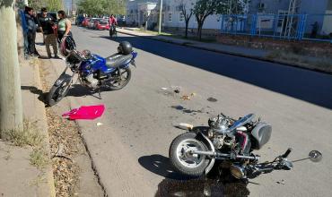 Motociclista dobló en U y provocó un choque con otra motocicleta