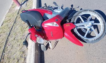 Chilecito: Un adolescente perdió el control de su moto y cayó sobre la avenida Circunvalación