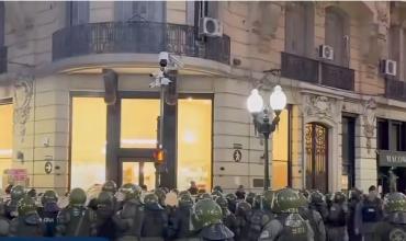 Tensión en pleno centro de Rosario durante la visita de Milei a la Bolsa de Comercio 