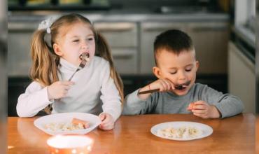 Cómo prevenir un atragantamiento en niños y qué hacer ante una emergencia