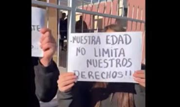 Alumnos del Colegio Rosario Vera Peñaloza de Villa Unión se manifiestan por falencias edilicias