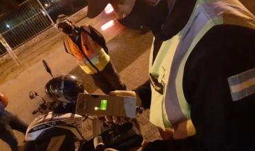 Un joven chocó contra un poste de alumbrado y dio positivo en alcoholemia