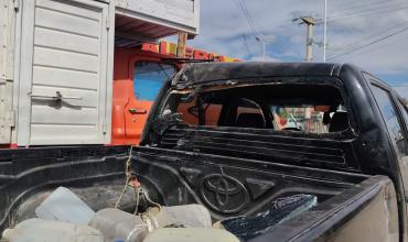 Una compuerta de un camión se abrió y dañó una camioneta mientras intentaban estacionarlo