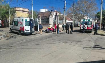 Tres personas resultaron heridas tras un fuerte choque entre dos motos en la Capital