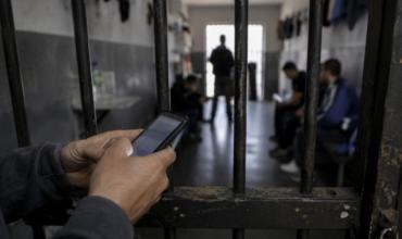 Oficializaron la creación de un programa para la detección y el bloqueo de celulares en las cárceles