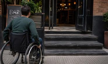 Usa silla de ruedas, quiso ir a un bar en Flores con sus amigos y no pudo entrar: demandó al dueño y la Justicia le dio la razón