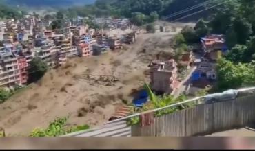 TRAGEDIA EN NEPAL: UNA INUNDACIÓN DEVASTADORA ARRASA PUEBLOS Y DEJA CIENTOS DE DESAPARECIDOS