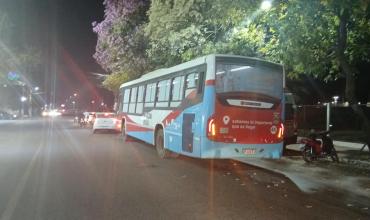 Bajó de un colectivo y fue atropellada por una motocicleta que escapó del lugar