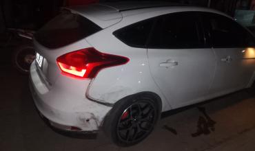 Vio un control, dio marcha atrás, chocó a otro auto y quiso escapar