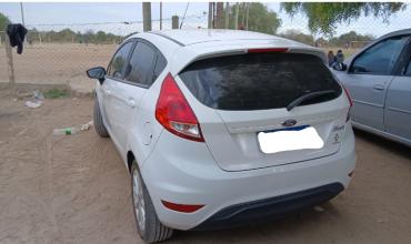 Intentaron abrir un auto estacionado en cercanias de una cancha y  escaparon en moto