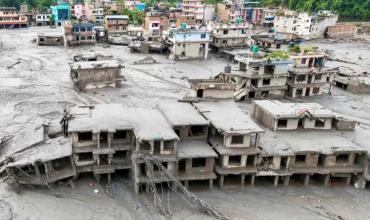 Alud en Nepal y China: ya son 750 muertos y buscan a 3000 desaparecidos