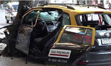  Un taxi se descontroló en Belgrano y se incrustó de lleno contra un árbol