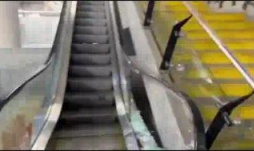 Colapsó una escalera mecánica en la estación Sáenz del tren Belgrano Sur: 11 heridos