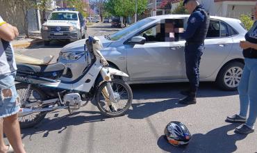 Un adolescente en moto chocó contra un automóvil en barrio Ferroviario