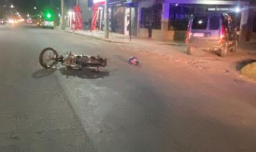 Colisión entre una camioneta y una moto dejó un herido