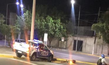 Un patrullero sin freno de mano impactó y derribó el semáforo en Avenida 1 de Marzo