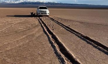 A casi un mes, todavía no removieron la camioneta que quedó atrapada en Pampa de Leoncito