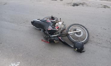 Una motociclista sufrió graves lesiones tras caer en avenida Ramírez de Velazco
