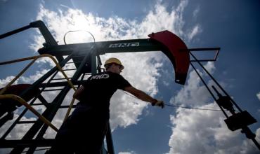 El petróleo volvió a cerrar por encima de los USD 100 tras otra escalada militar entre Irán y Estados Unidos
