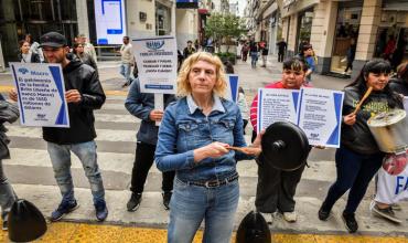 Cacerolazo de familias endeudadas en micro centro porteño contra “la usura” de los bancos
