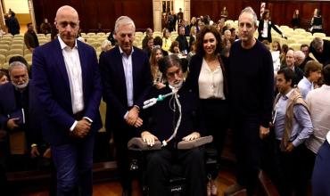 Esteban Bullrich presentó su nuevo libro en la UBA, rodeado de periodistas y dirigentes políticos