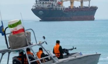 Según medios locales, Irán no reabrirá el estrecho de Ormuz pese al acuerdo con Omán