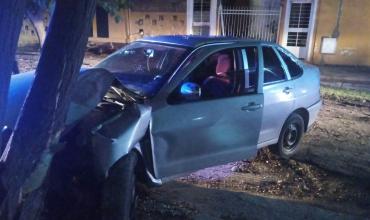 Un auto chocó contra un árbol y fue encontrado abandonado en barrio Las Agaves