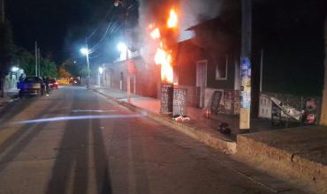 Incendio provocó daños totales en un depósito de una vivienda del barrio Cementerio