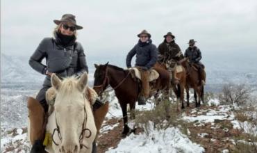 Cabalgatas, vinos y paisajes nevados: la escapada de Ángel de Brito a Mendoza con sus amigas de LAM