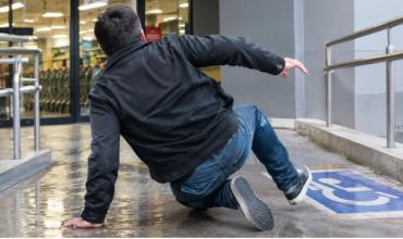 Se cayó en la rampa de un supermercado, sufrió una grave fractura y cobrará una indemnización de casi $25 millones