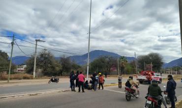 Una mujer perdió el control de su moto y chocó contra un poste