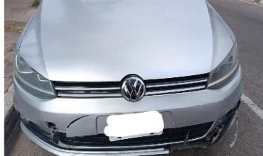 Fuerte choque entre una moto y un auto en pleno centro: solo hubo daños materiales